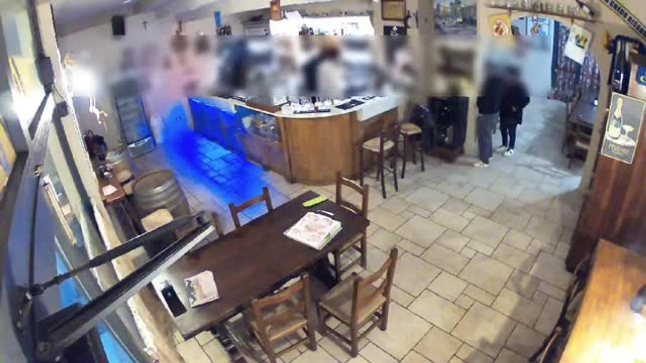 Verona, rapina al ristorante puntando la pistola alla testa della titolare: la scena ripresa dalle telecamere