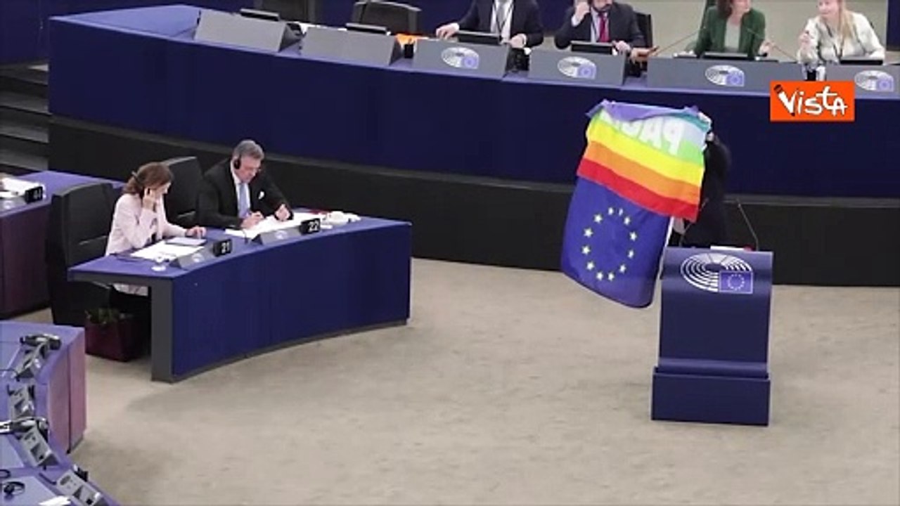 M5s espone bandiera pace in Senato, alla Camera e al Parlamento Ue contro piano sul riamo