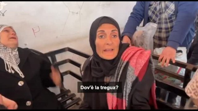 Gaza City, palestinesi piangono morti in raid israeliano