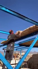 Ce maçon est un peu limite... toiture pas très safe