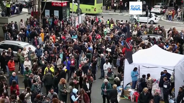 Σερβία: Κλοιός φοιτητών έξω από τη δημόσια τηλεόραση - Συγκρούσεις με την αστυνομία