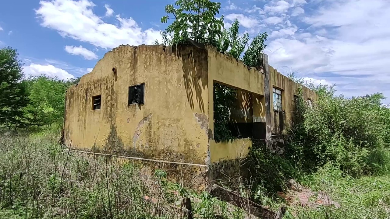 EU TIVE MEDO E ME SENTI PÉSSIMO NESTE LUGAR - A VILA ABANDONADA MACABRA NA BEIRA DA LINDA REPRESA