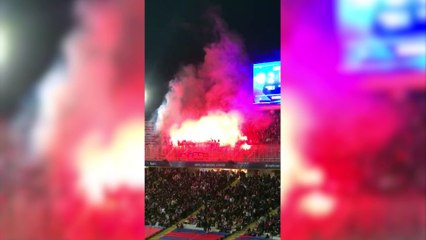 Los aficionados del Benfica sacan las bengalas en Montjuic