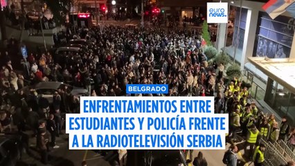 Choque entre la Policía serbia y los manifestantes antigubernamentales ante la televisión pública