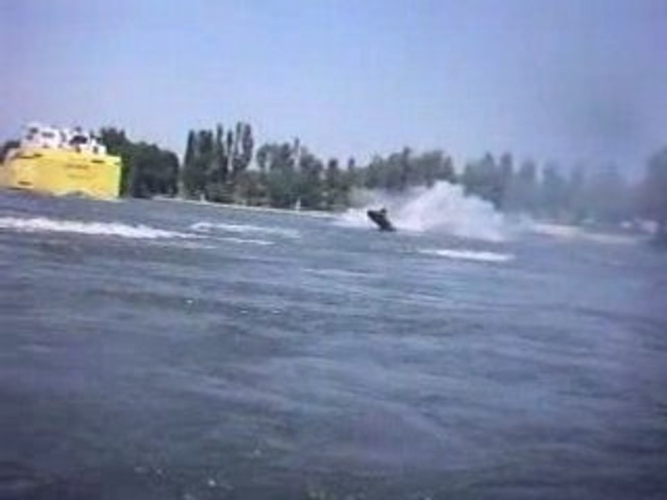 jet ski sur le rhone , super saut....