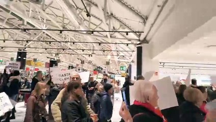 La protesta al centro commerciale di via Canova