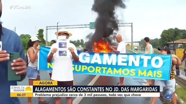 Grupo protesta por causa de alagamentos frequentes na Travessa Acalanto, no bairro Jardim das Margaridas, em Salvador. 'Jornal da Manhã', 16/05/2023