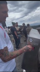 Materazzi despegando pegatinas en contra del Inter en Río de Janeiro