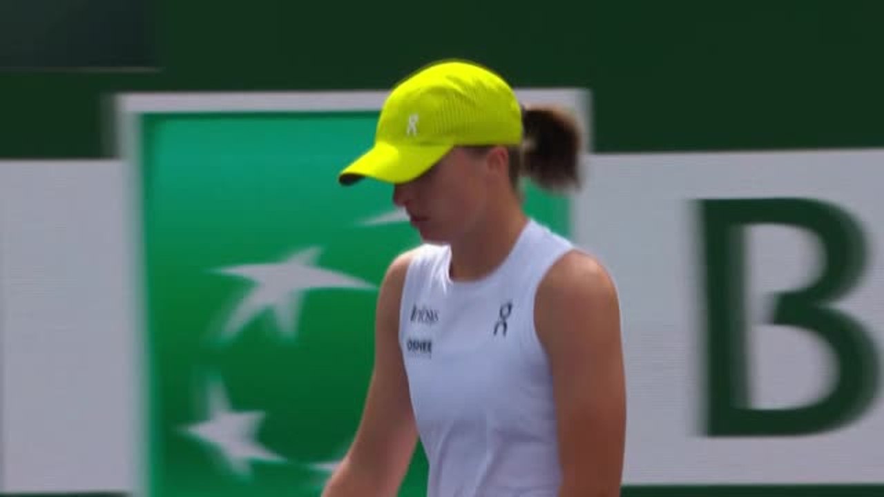 Swiatek routs Muchova at Indian Wells