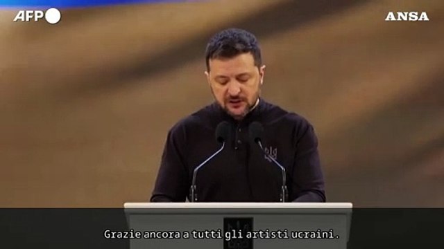 Zelensky ironizza per non essere in giacca e cravatta dopo quanto successo alla Casa Bianca