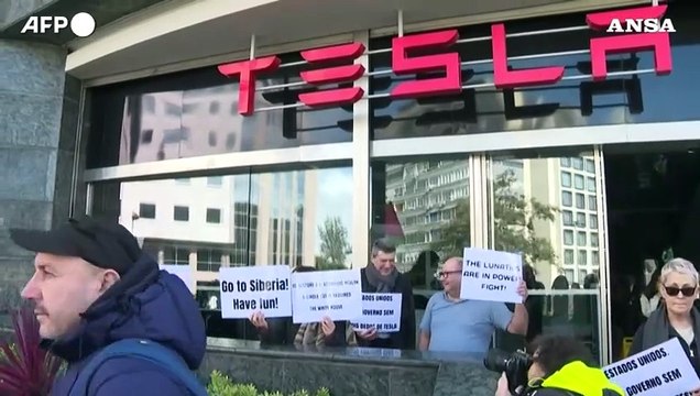 Portogallo, a Lisbona decine di manifestanti contro Elon Musk