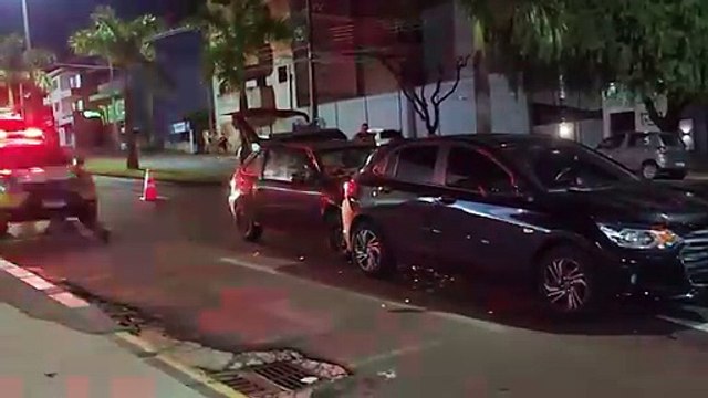 Motorista é detido sem CNH e por embriaguez ao se envolver em acidente na Avenida Brasil