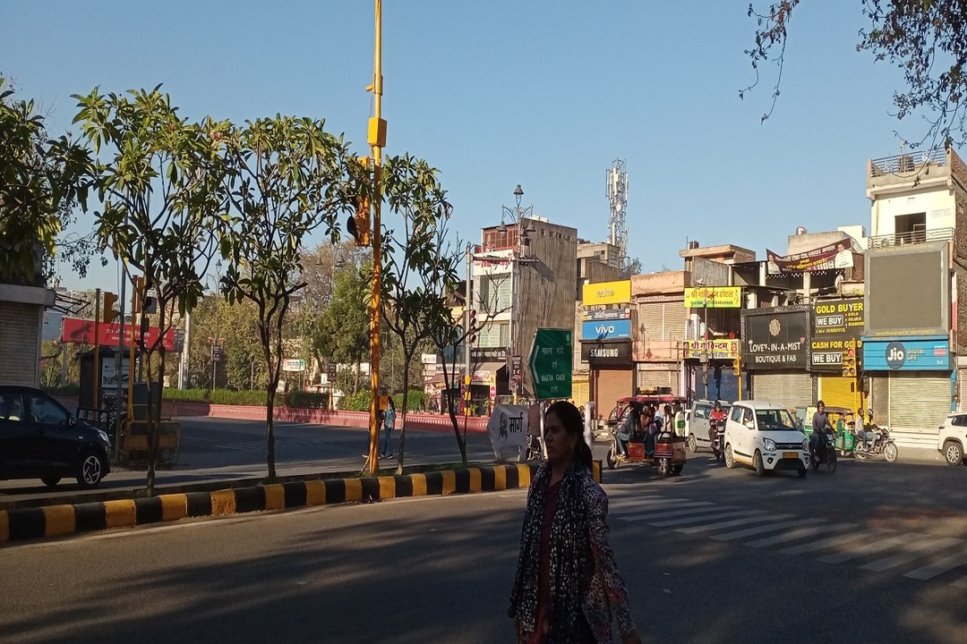 Rajasthan Weather :  जयपुर में मौसम का मिजाज लगातार हो रहा गर्म, पसीने से तरबतर हो रहे लोग