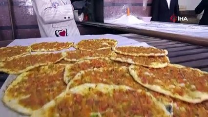 Film çekimi değil! Takım elbiseli fırıncılar Mesleğe farklı bir soluk getirdiler