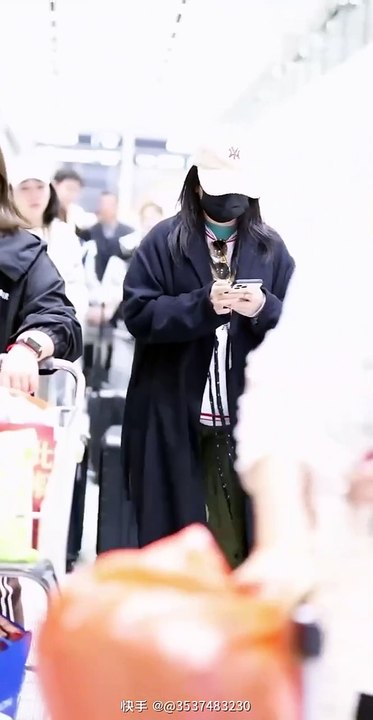 11/03/2025: Triệu Vy xuất hiện tại sân bay quốc tế Đại Hưng Bắc Kinh (赵薇@北京大兴国际机场) [Bản dài 5 phút, tiếng gốc)