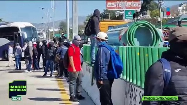 Normalistas de Ayotzinapa bloquearon la Autopista del Sol