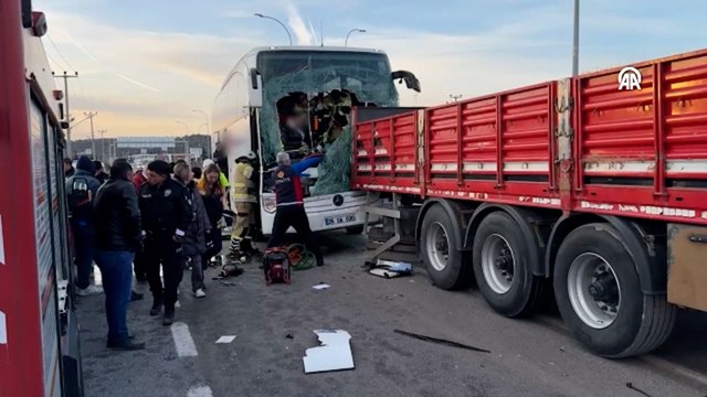 Kütahya'da yolcu otobüsünün tıra çarptığı kazada 14 kişi yaralandı