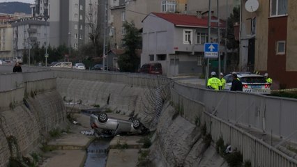 Pendik'te otomobilin dereye düşmesi sonucu 5 kişi yaralandı