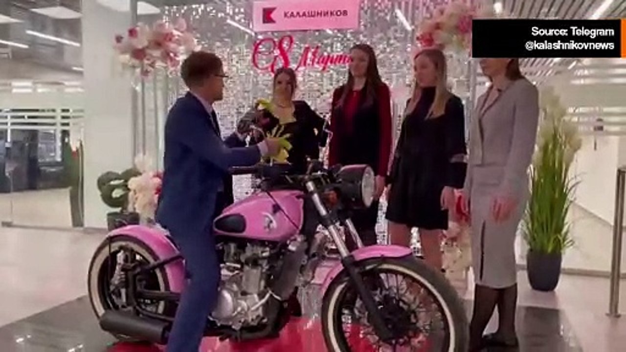 動画: カラシニコフ、「女性向け」IZH-49バイクの特別モデルを発表