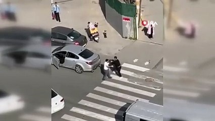 Esenyurt'ta trafik kavgası kamerada: Önce yumruk attı, sonra arabayla çarptı!