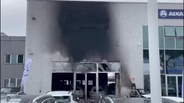 Livorno, grosso incendio devasta una concessionaria d'auto