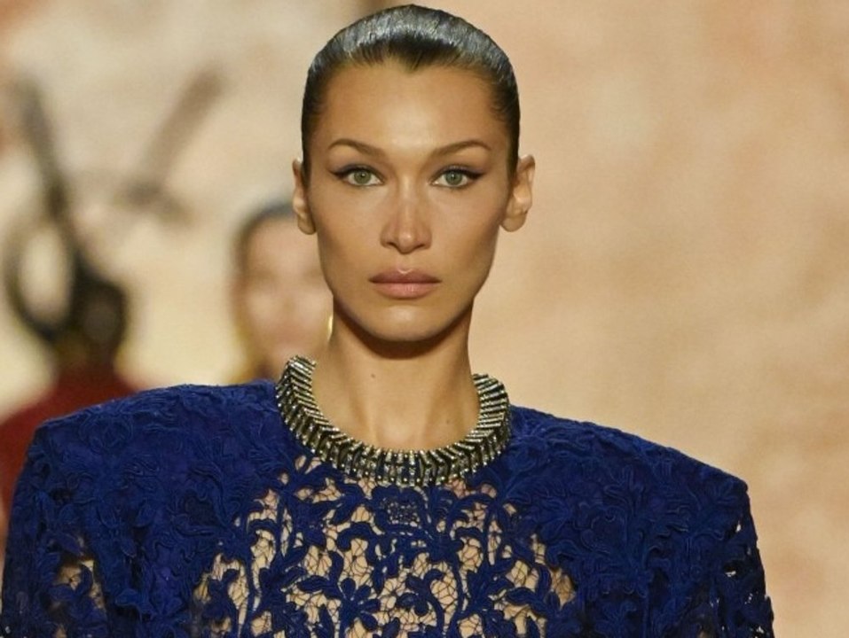 Bella Hadid feiert im durchsichtigen Spitzenkleid Laufsteg-Comeback