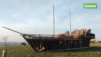 Un grand feu flottant à Waha