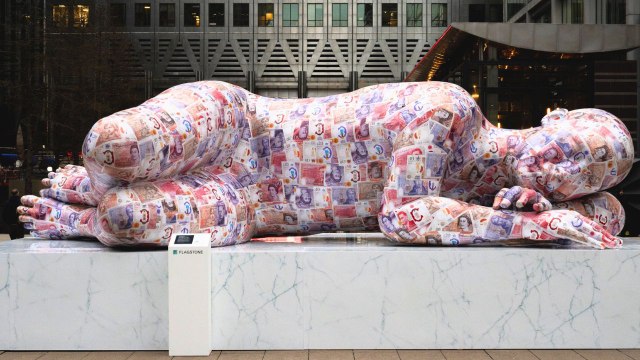 A ‘giant’ made up two thousand fake bank notes has appeared in Canary Wharf