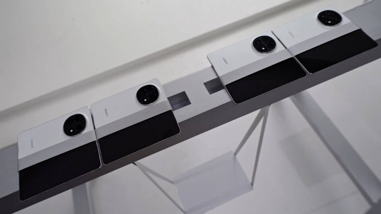 50 Kilogramm und schaukelnde Frau treffen ultradünnes Falthandy – geht das gut? Oppo macht den Test