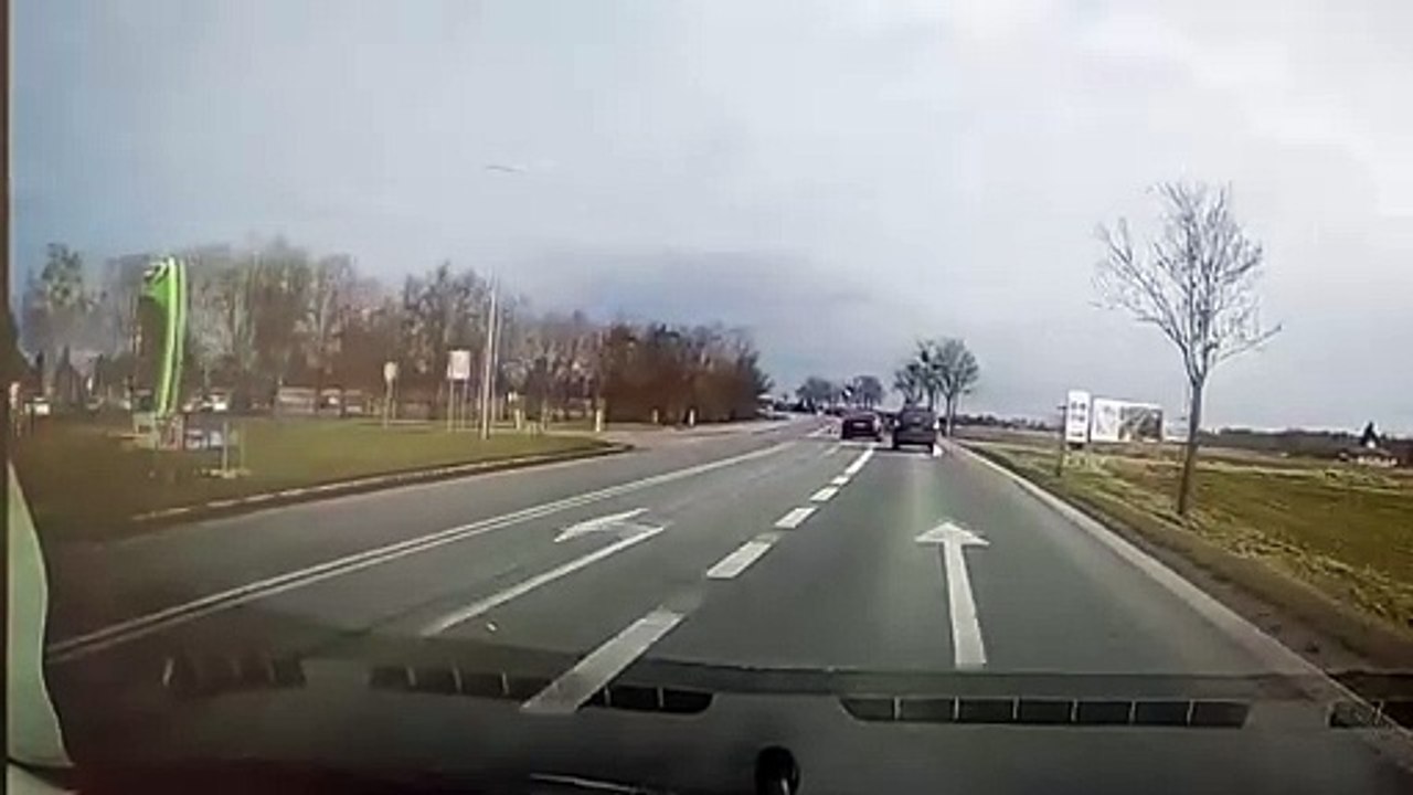 Wyprzedzał na skrzyżowaniu na obwodnicy Brzegu