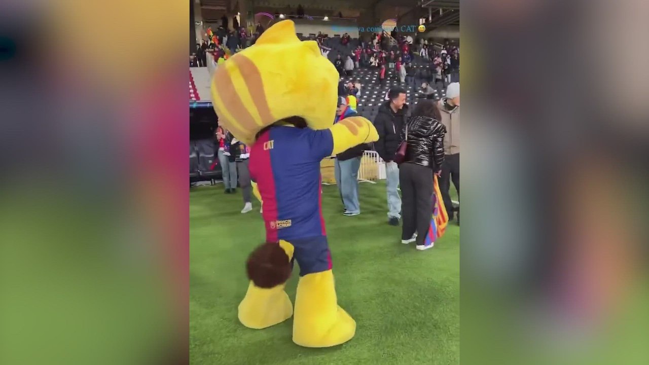 Se viraliza el hermano pequeño de Lamine 'huyendo' de la mascota del Barça