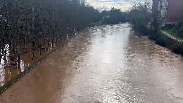 El Duero a su paso por Aranda inunda los parques de las riberas.