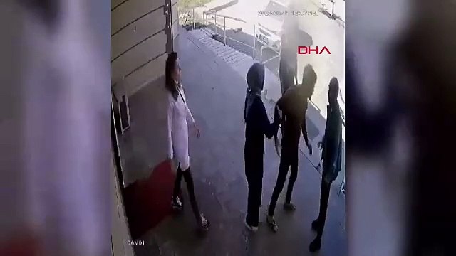 Şehir eşkıyası kamerada! Doktora beyzbol sopalı saldırı girişimi kamerada