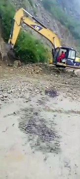 ¡Terrible! Carretera Cochabamba-Oruro colapsó y una cisterna quedó colgando de la plataforma