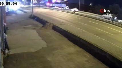 Edremit'te Otomobil Kaldırıma Çarptı: 2 Yaralı