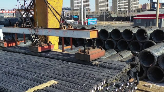 Entran en vigor los aranceles de EEUU al acero y aluminio, China y la UE responden con firmeza