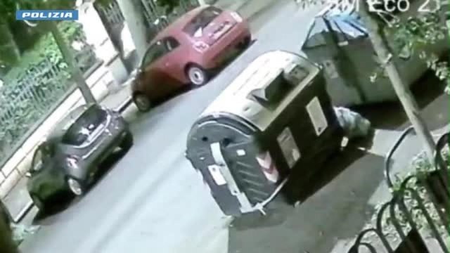 Il video del tentato omicidio di via Audinot a Bologna, i due spari e le urla: «Fermati, ti uccido»