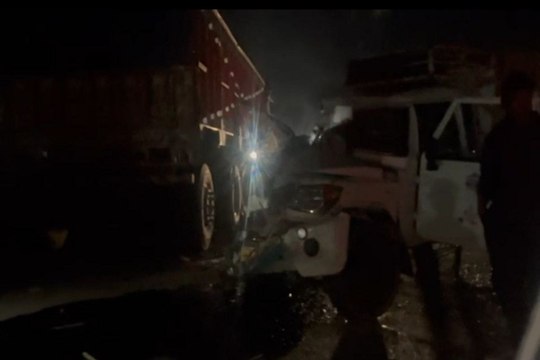 Cattle smuggling: एनएच पर खड़े ट्रक से भिड़ी पिकअप, लोग पहुंचे तो निकला गौ तस्करी का मामला, बंधे थे पैर, 1 की मौत