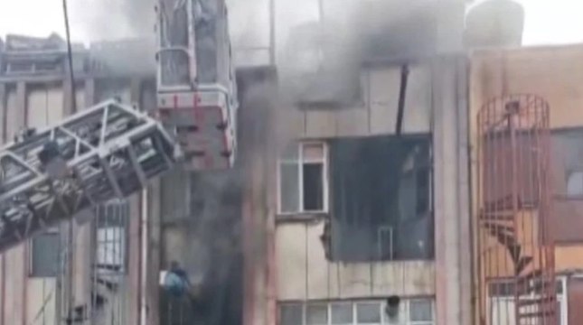 Bayrampaşa'da çorap imalathanesinde yangın