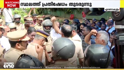 പ്രതിഷേധിച്ചും പടവെട്ടിയും...പാരിയത്തുകാവ് ഒഴിപ്പിക്കലിൽ വൻ പ്രതിഷേധം. പിൻവാങ്ങി അഭിഭാഷക കമ്മീഷൻ