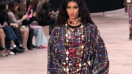 "شانيل" يختتم أسبوع باريس للموضة بتشكيلة تنسف المقاسات المألوفة