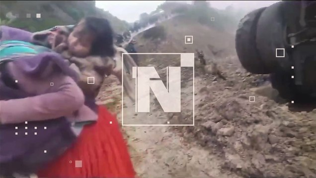 VIDEO: Así pasaban los pasajeros en medio del derrumbe en la carretera Cochabamba-Oruro