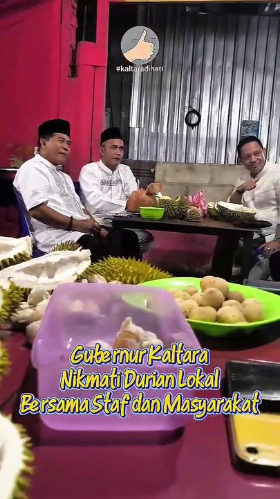 Gubernur Kaltara Nikmati Durian Lokal bersama Staf dan Masyarakat