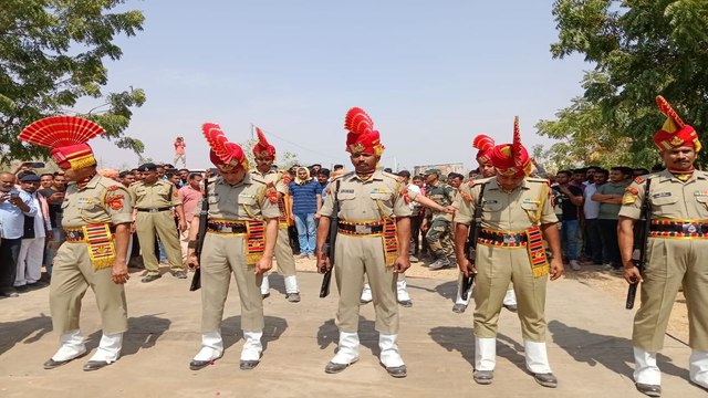 Watch Video: बीएसएफ जवान की मृत्यु, पैतृक गांव में सैन्य सम्मान के साथ अंतिम संस्कार