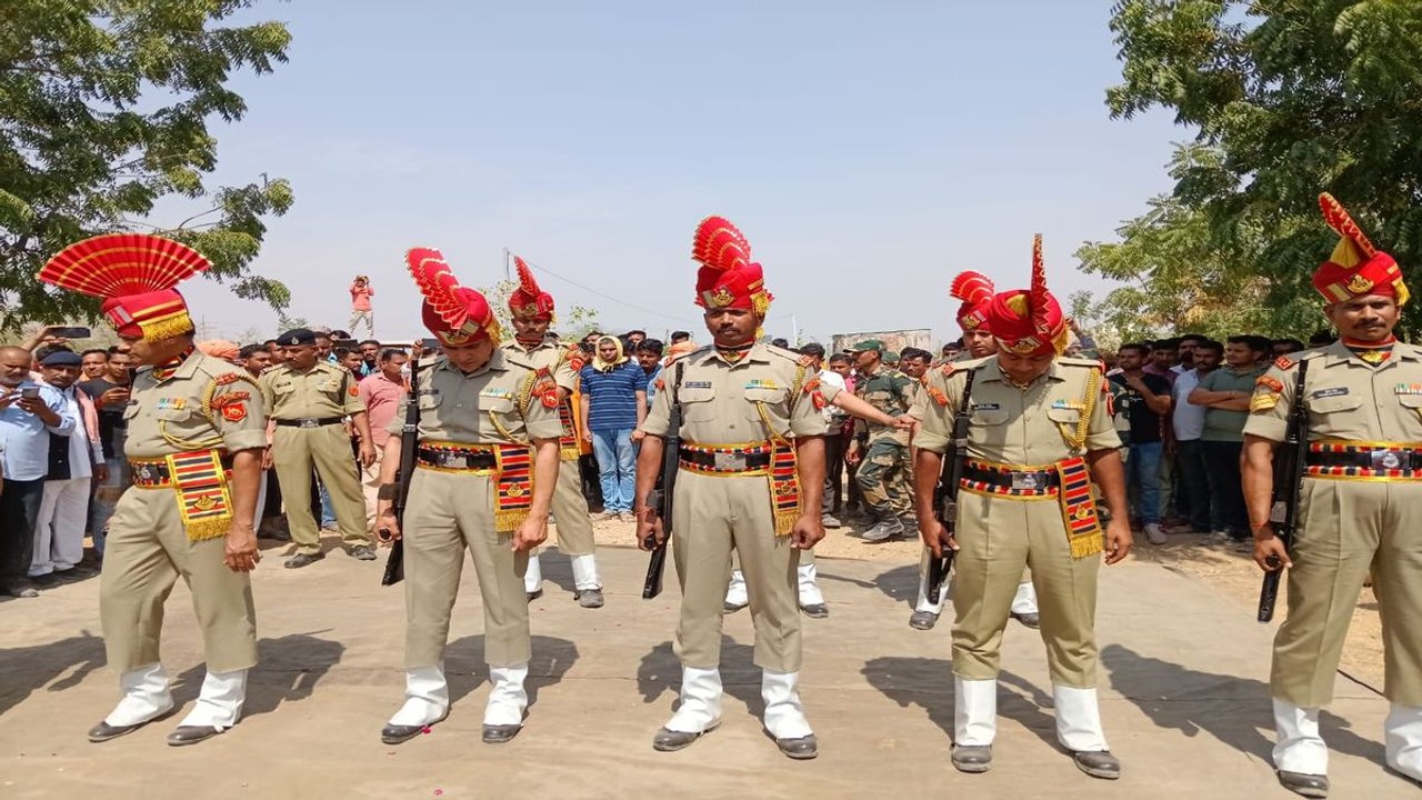 Watch Video: बीएसएफ जवान की मृत्यु, पैतृक गांव में सैन्य सम्मान के साथ अंतिम संस्कार