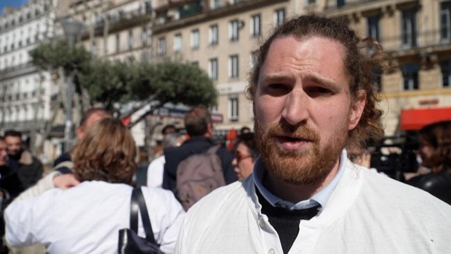 « On doit se sentir protégés » : en grève, les soignants manifestent contre les violences du quotidien