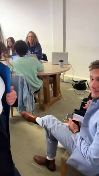 Incident à l'Assemblée - Une députée se fait sortir de la réunion controversée anti-islamophobie par Raphaël Arnault de La France Insoumise qui lui lance: Allez les racistes et les fascistes, dehors!