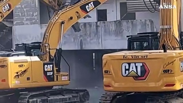 Napoli, al via demolizione Vela Gialla di Scampia