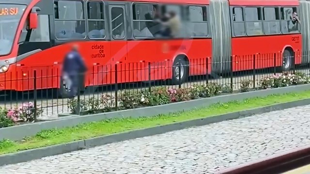 Homem é preso após ser flagrado pendurado na janela de ônibus