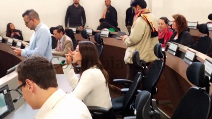 ¿El señor  Carlos Fernando  Galán donde está , mirando el Metro?